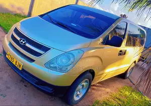 Hyundai H1 2005 Gold