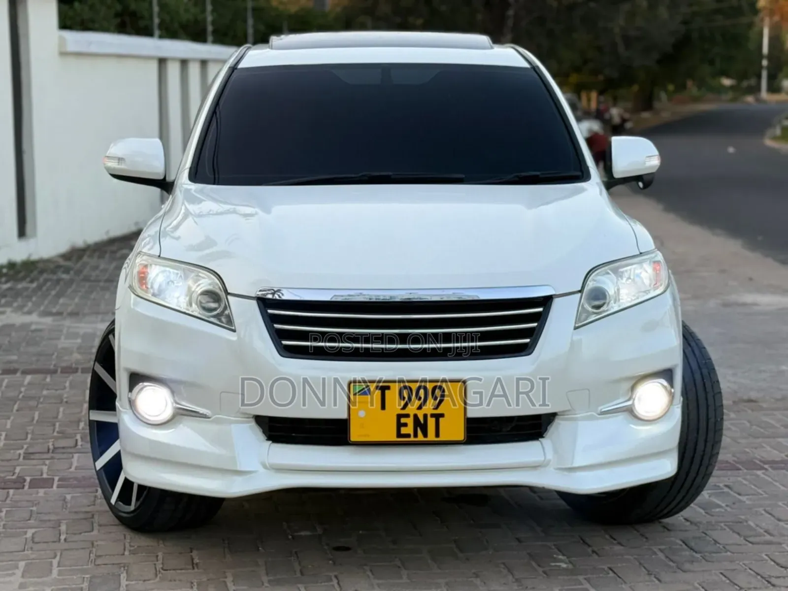 Toyota Vanguard 2010 White