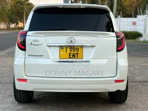 Toyota Vanguard 2010 White