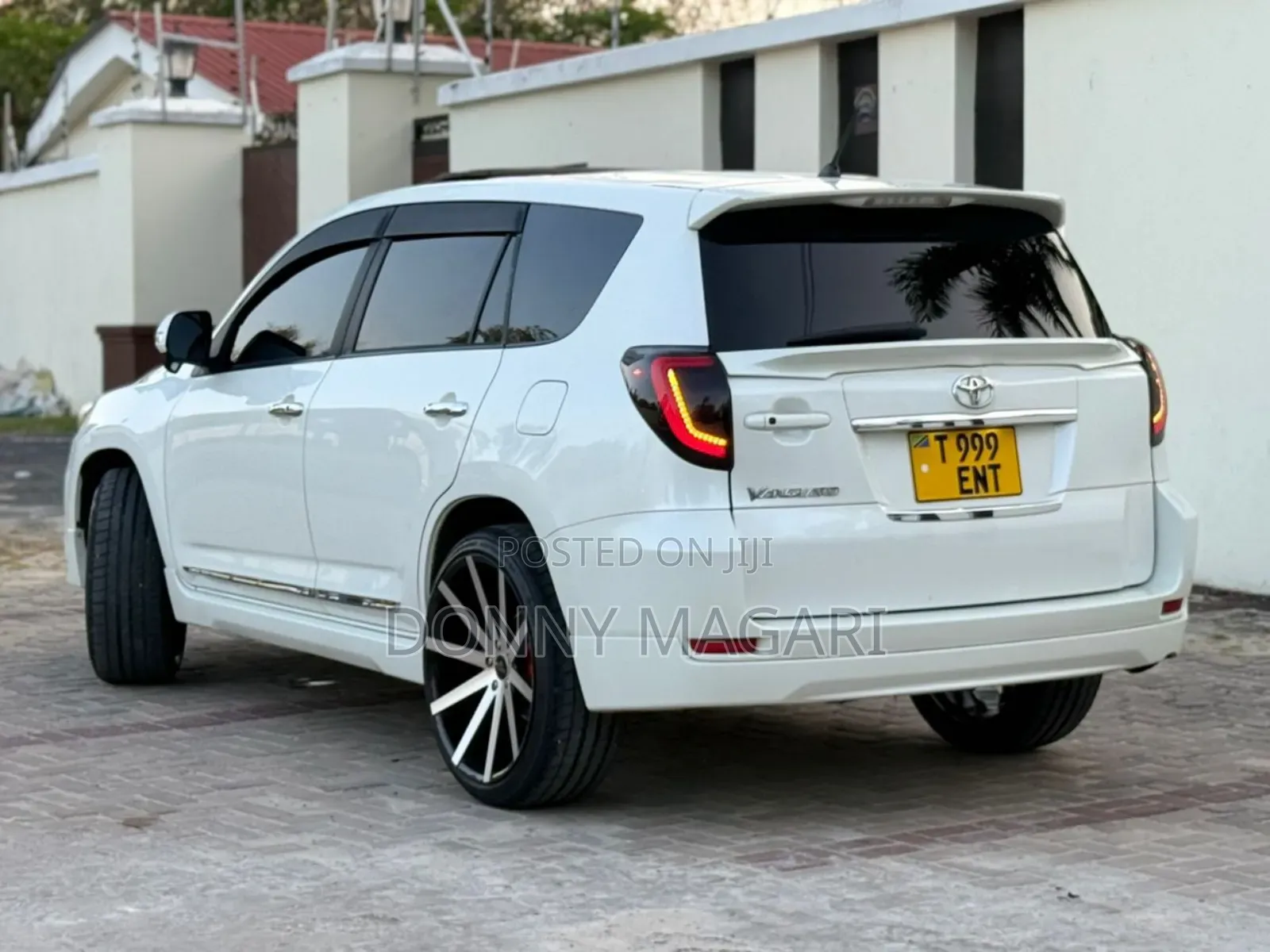 Toyota Vanguard 2010 White