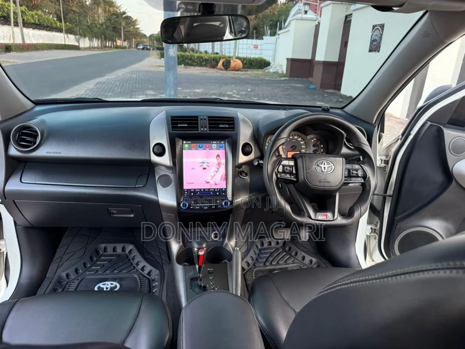 Toyota Vanguard 2010 White