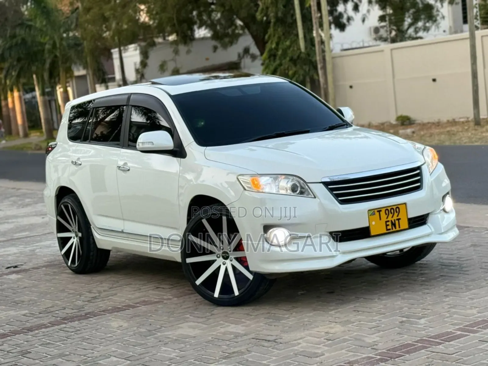 Toyota Vanguard 2010 White