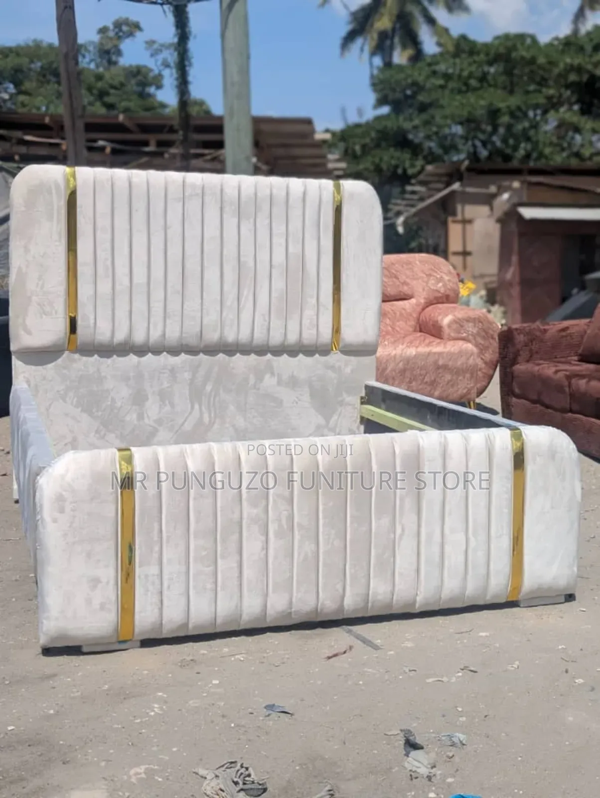 Bed Sofa Kijivu Na Gold Very New 5/6 Kwa 6/6