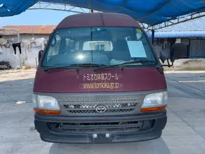 Toyota HiAce 2000 Pink