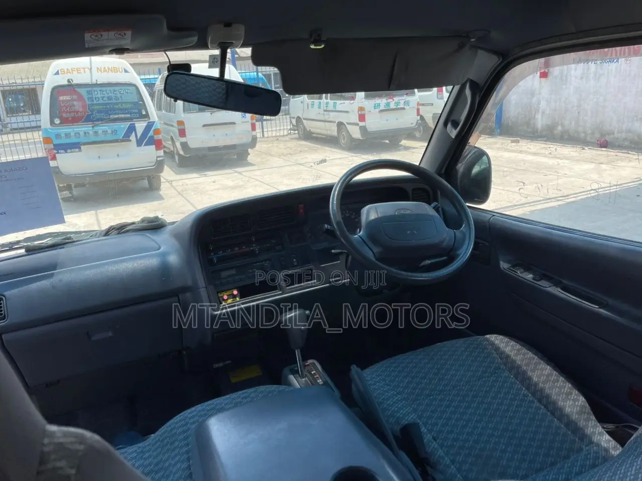 Toyota HiAce 2000 Pink