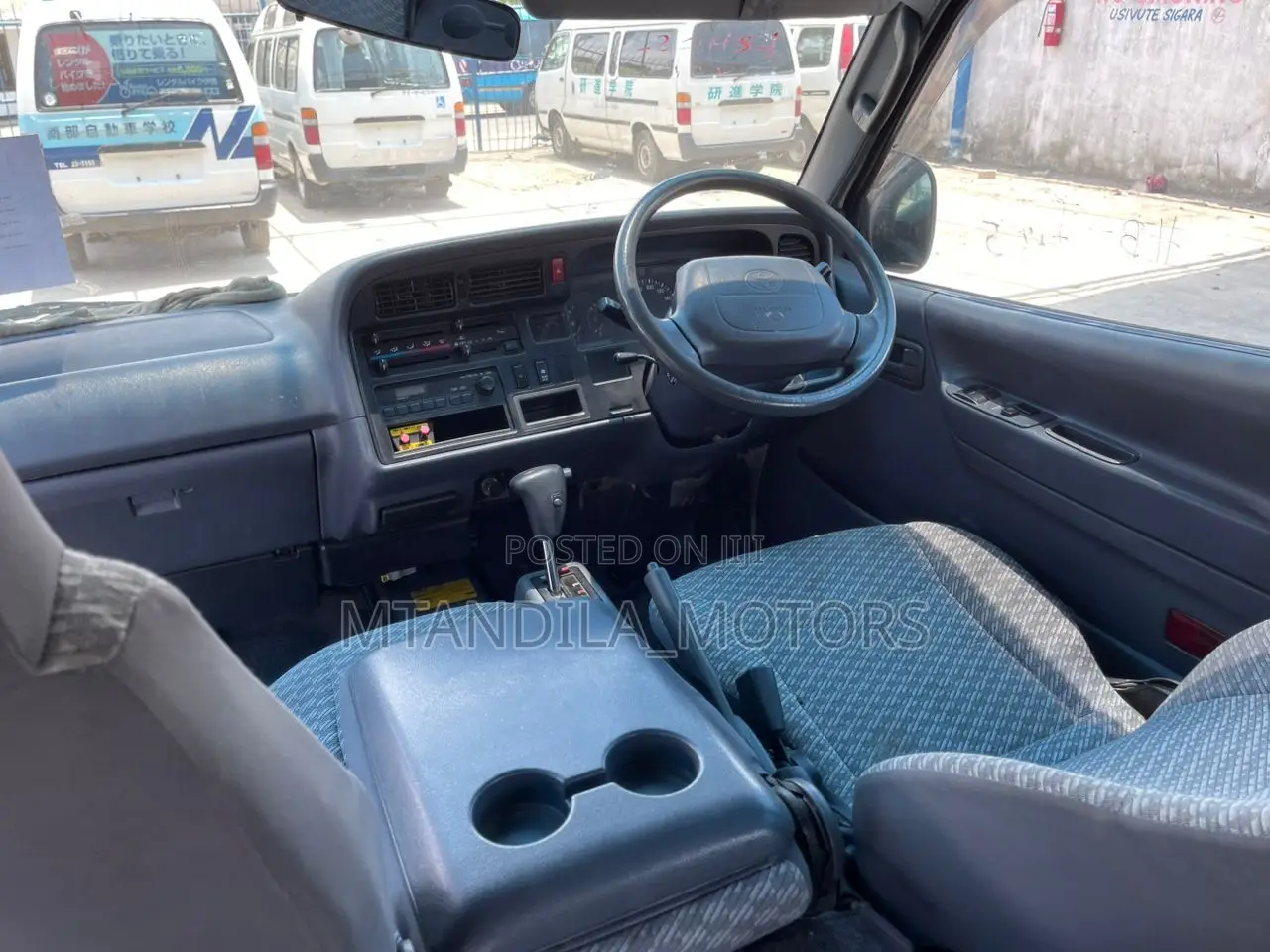 Toyota HiAce 2000 Pink