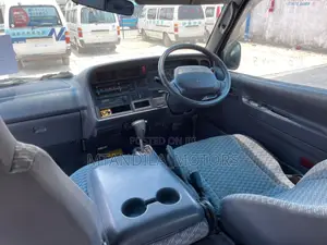 Toyota HiAce 2000 Pink