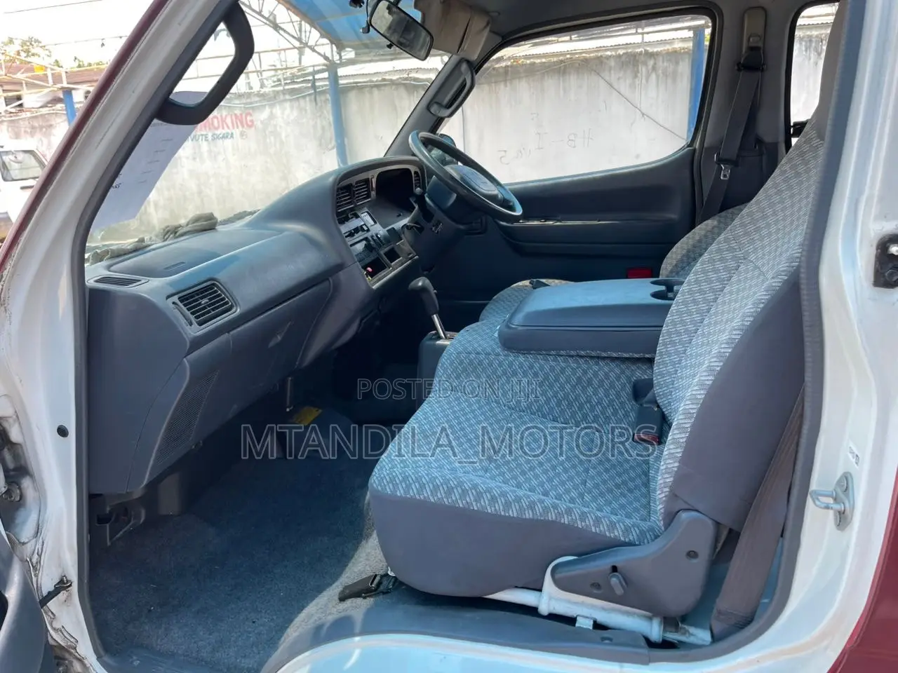 Toyota HiAce 2000 Pink