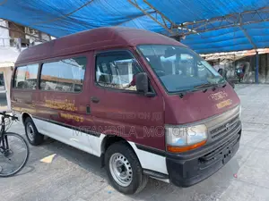 Toyota HiAce 2000 Pink