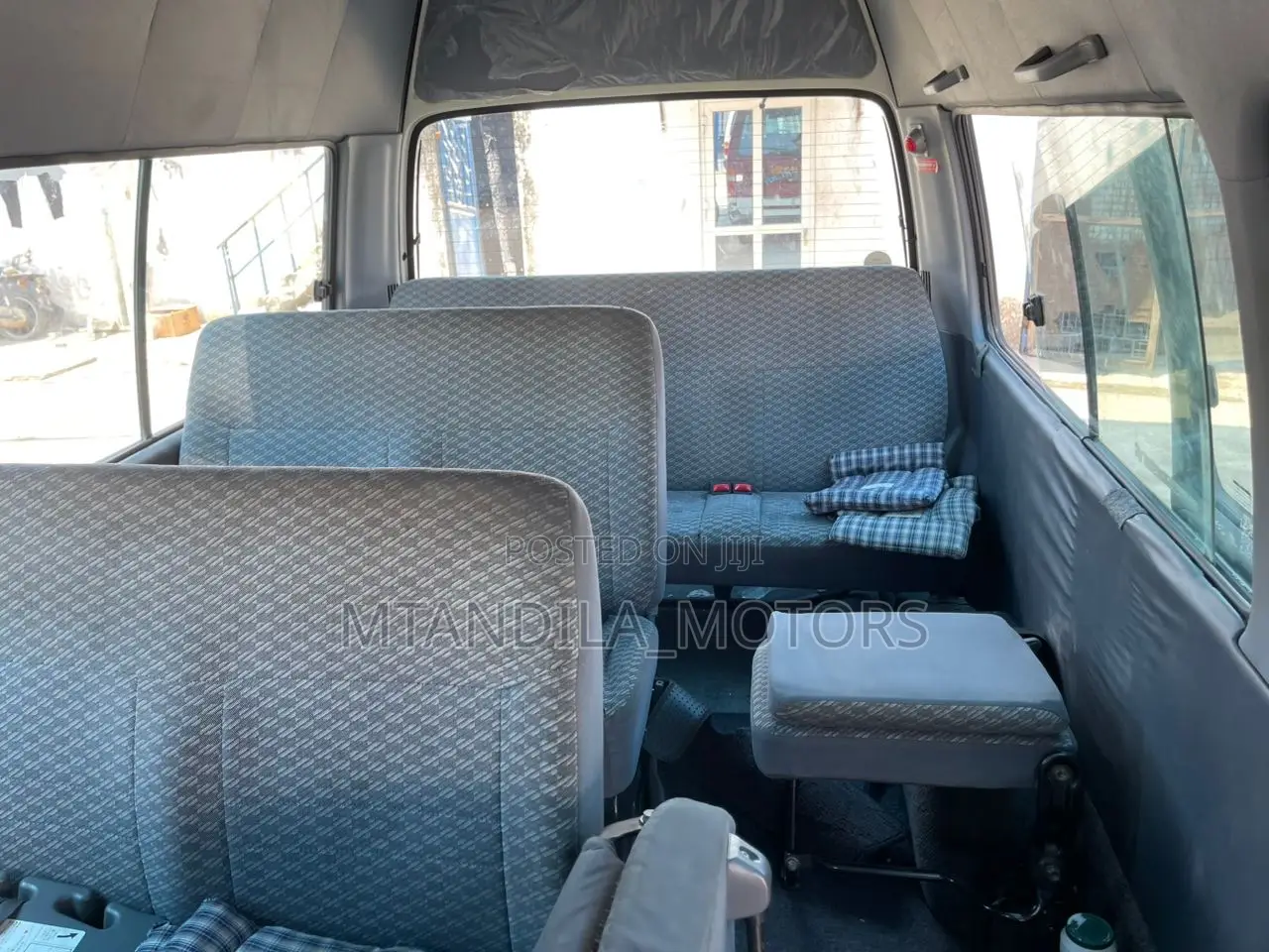 Toyota HiAce 2000 Pink