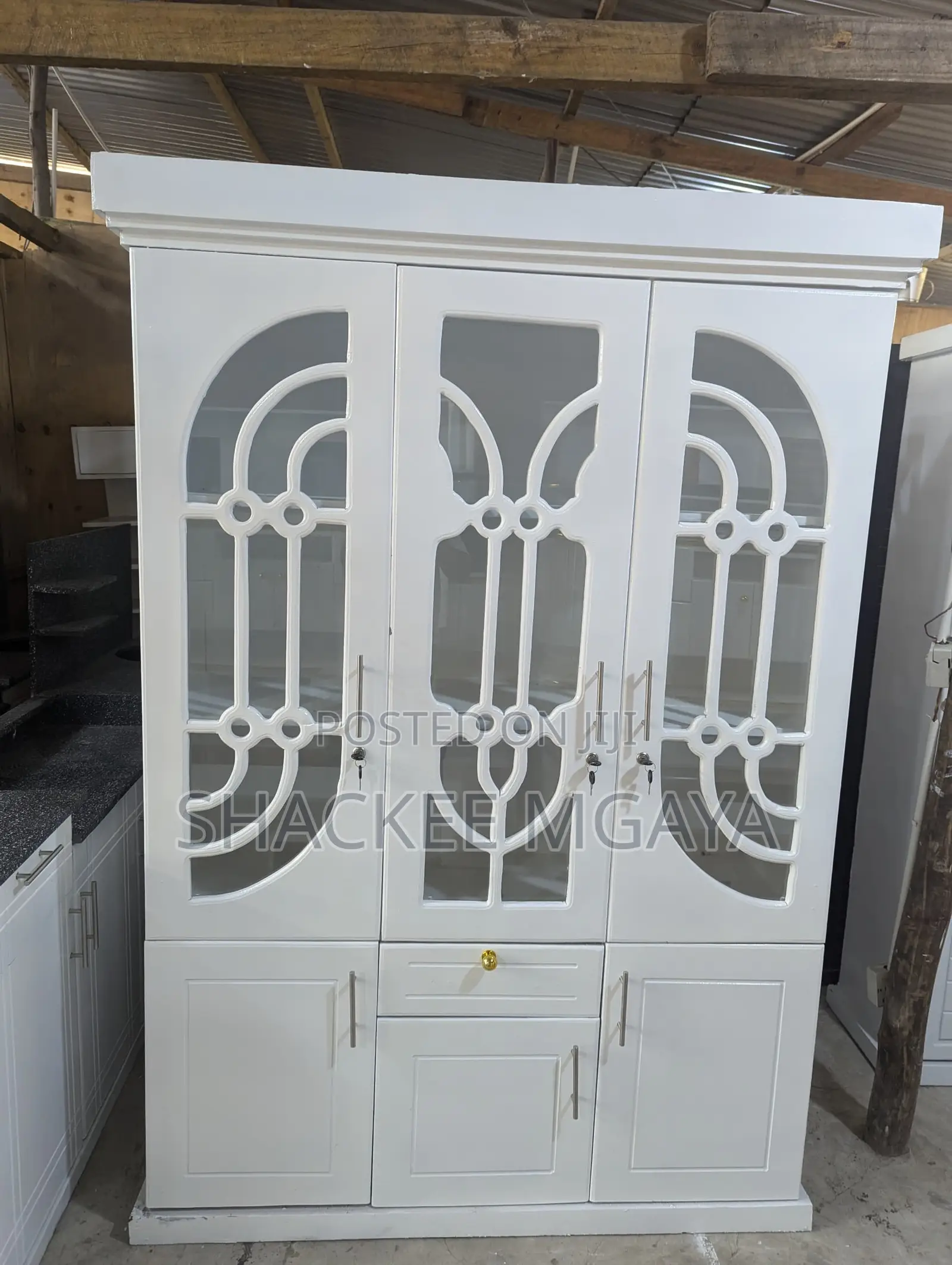 Kabat La Vyombo Three Doors