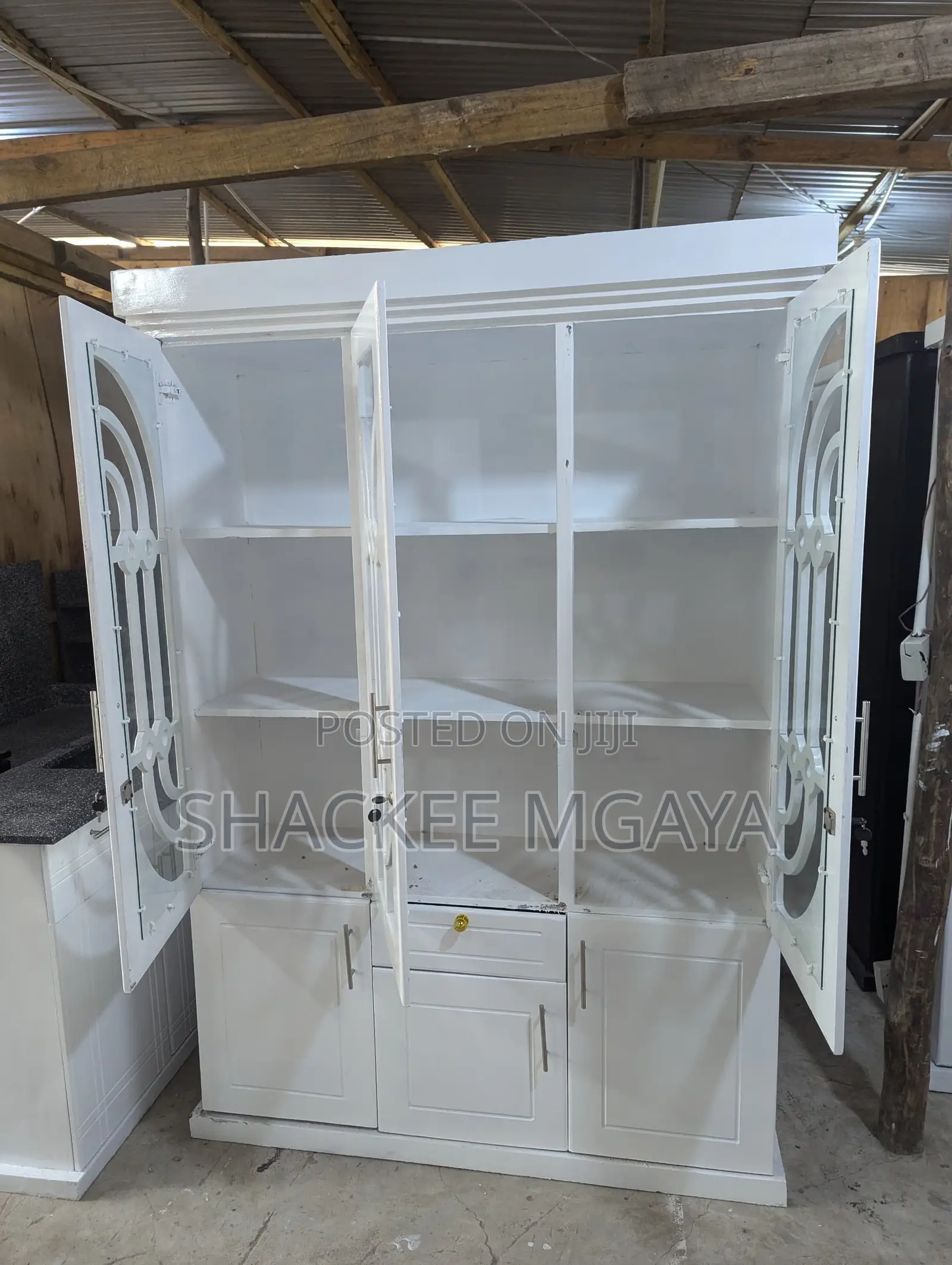 Kabat La Vyombo Three Doors