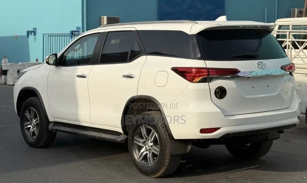 Toyota Fortuner 2023 Pearl