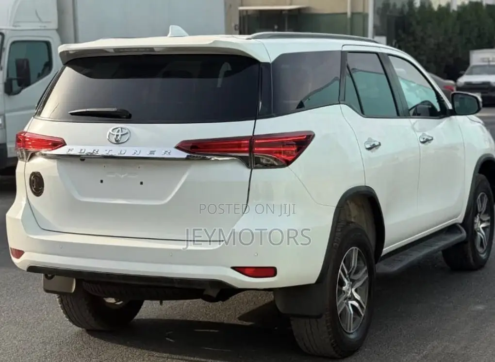 Toyota Fortuner 2023 Pearl