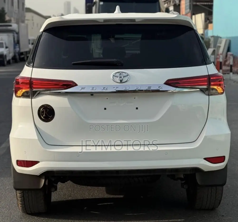 Toyota Fortuner 2023 Pearl