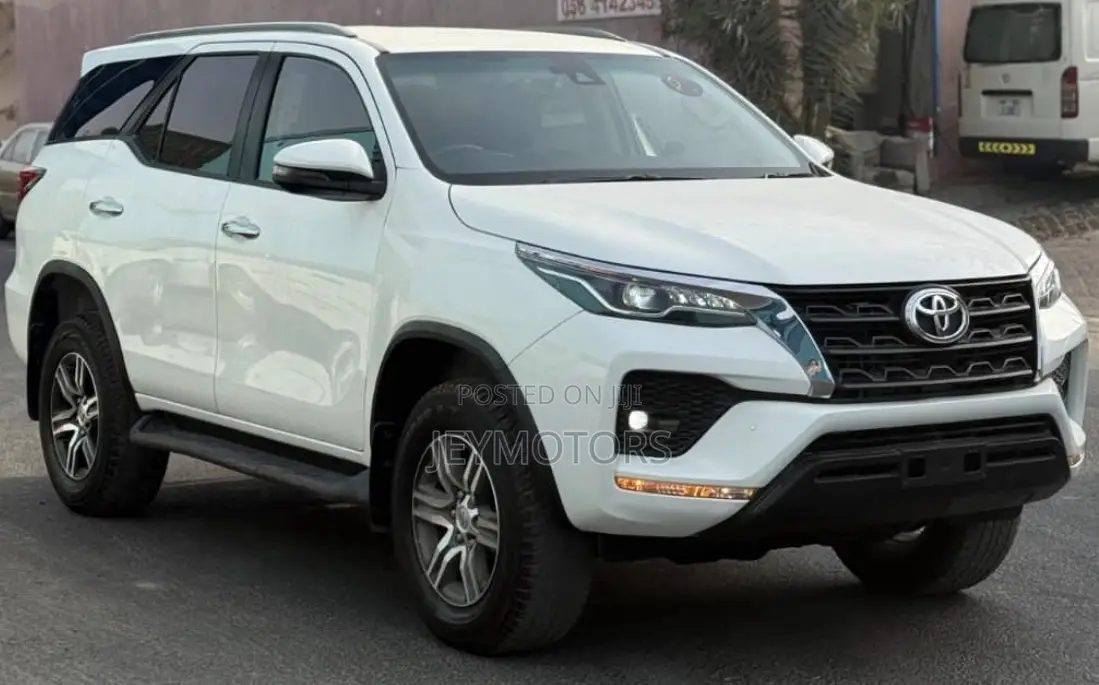 Toyota Fortuner 2023 Pearl