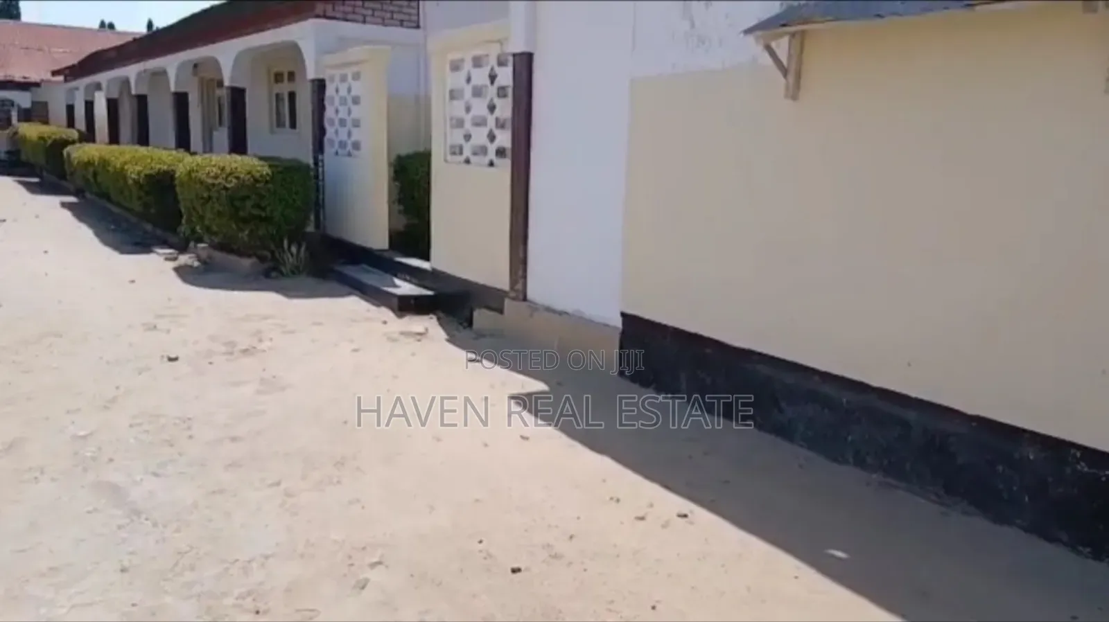 Shule Inauzwa Bahari Beach