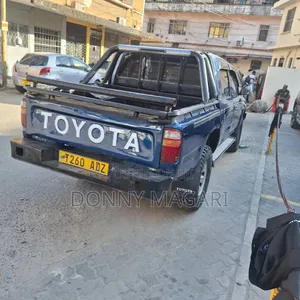 Toyota Hilux 2010 Blue