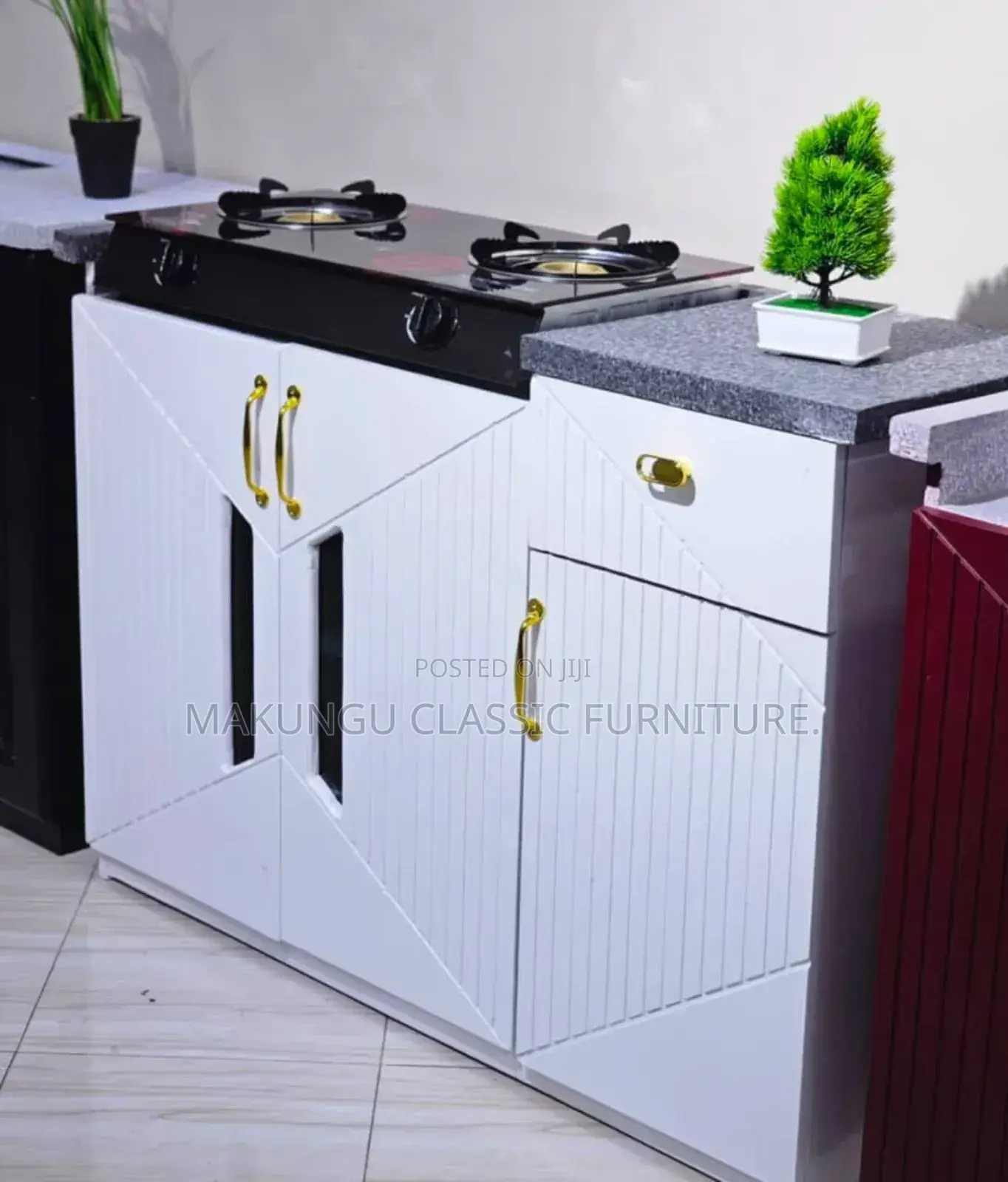 Cabinet Yenye Milango Mitatu Ya Jiko La Plates