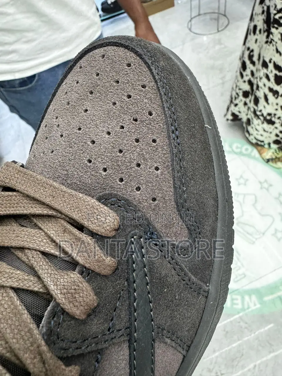 Jordan 1 Low X Travis Scott Velvet Brown