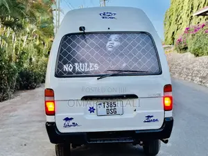 Toyota HiAce 2002 White