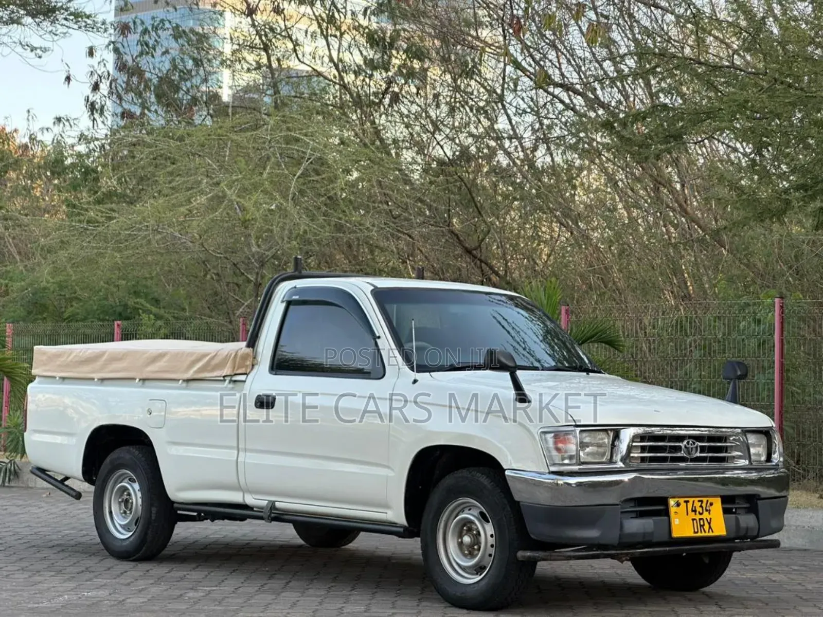 Toyota Hilux 1998 White
