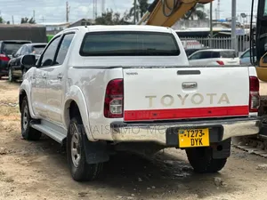 Toyota Hilux 2012 White