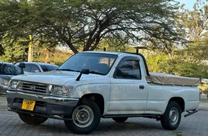 Toyota Hilux 1998 White