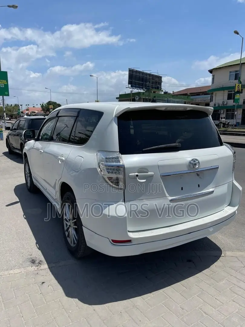 Toyota Vanguard 2011 White