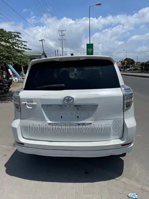 Toyota Vanguard 2011 White