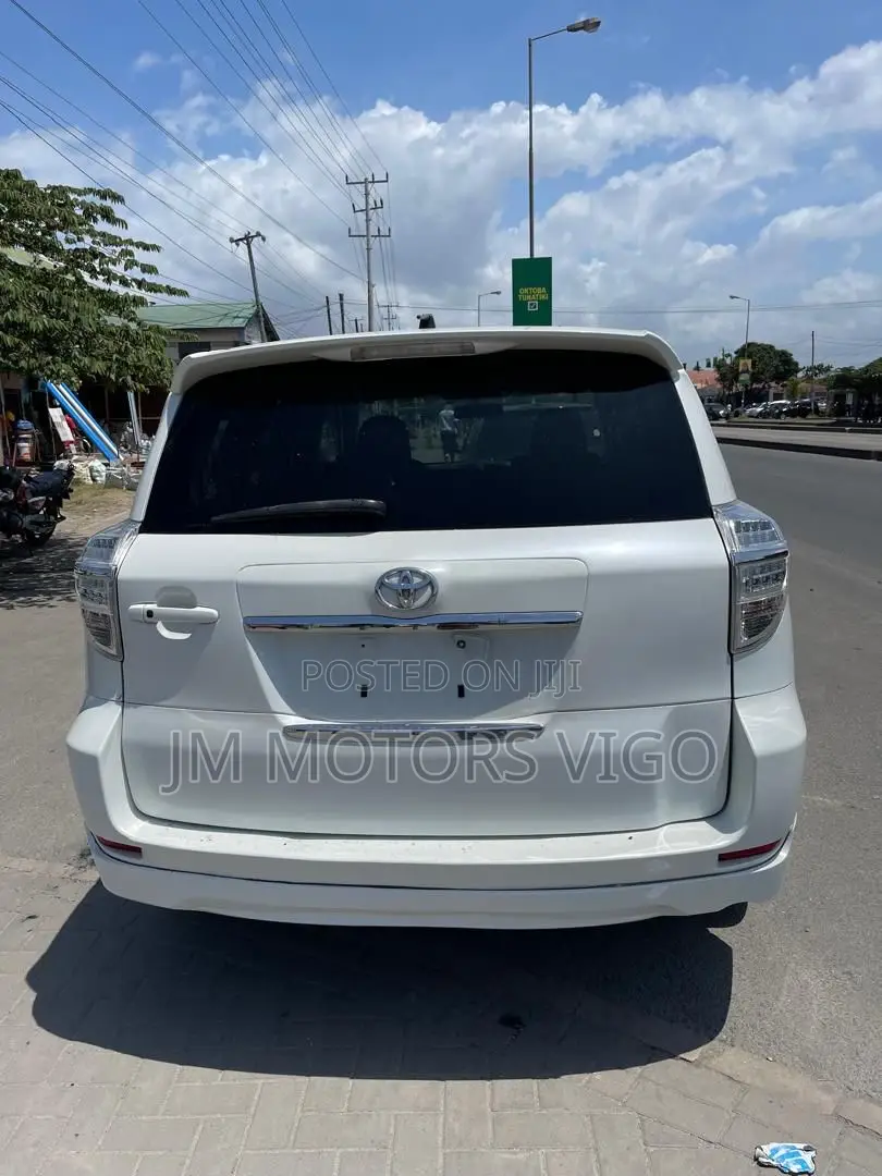 Toyota Vanguard 2011 White