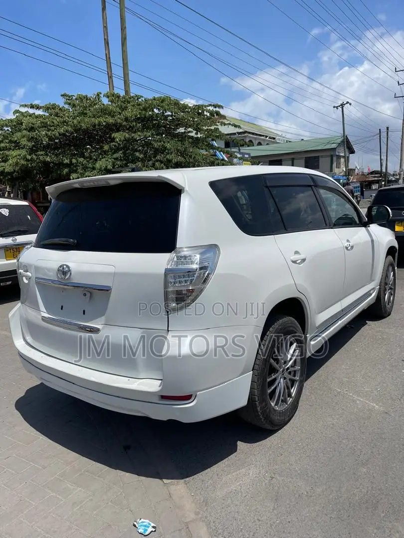 Toyota Vanguard 2011 White