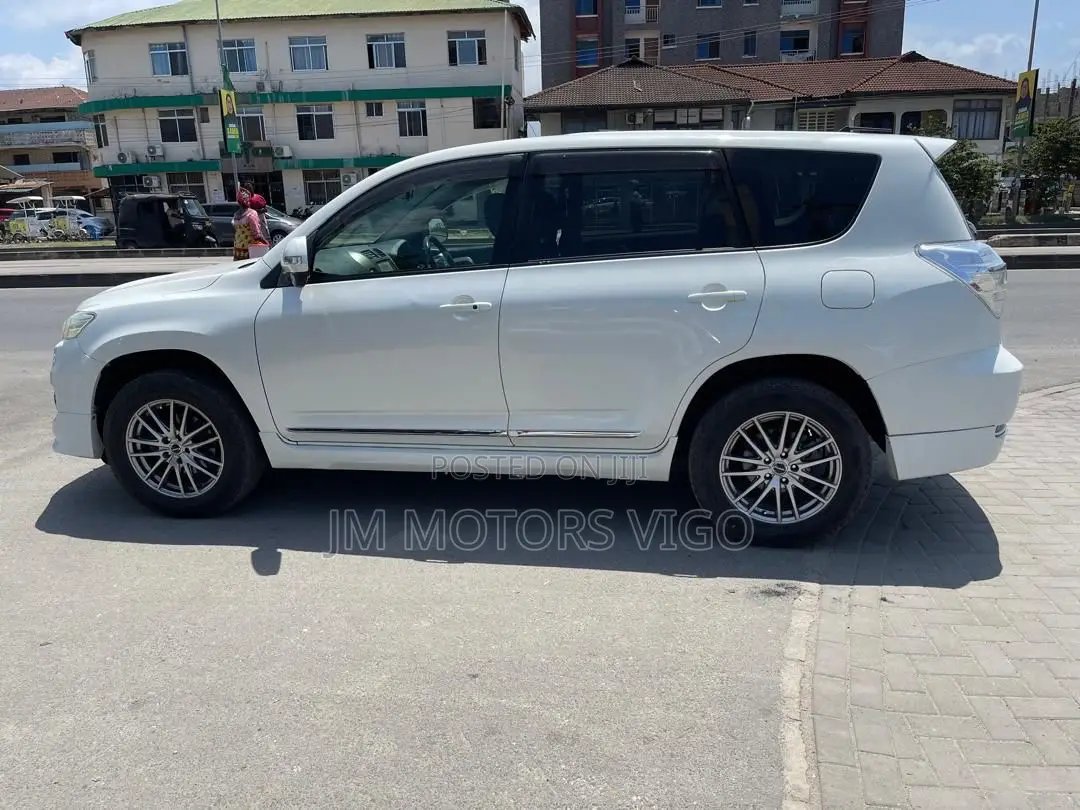 Toyota Vanguard 2011 White