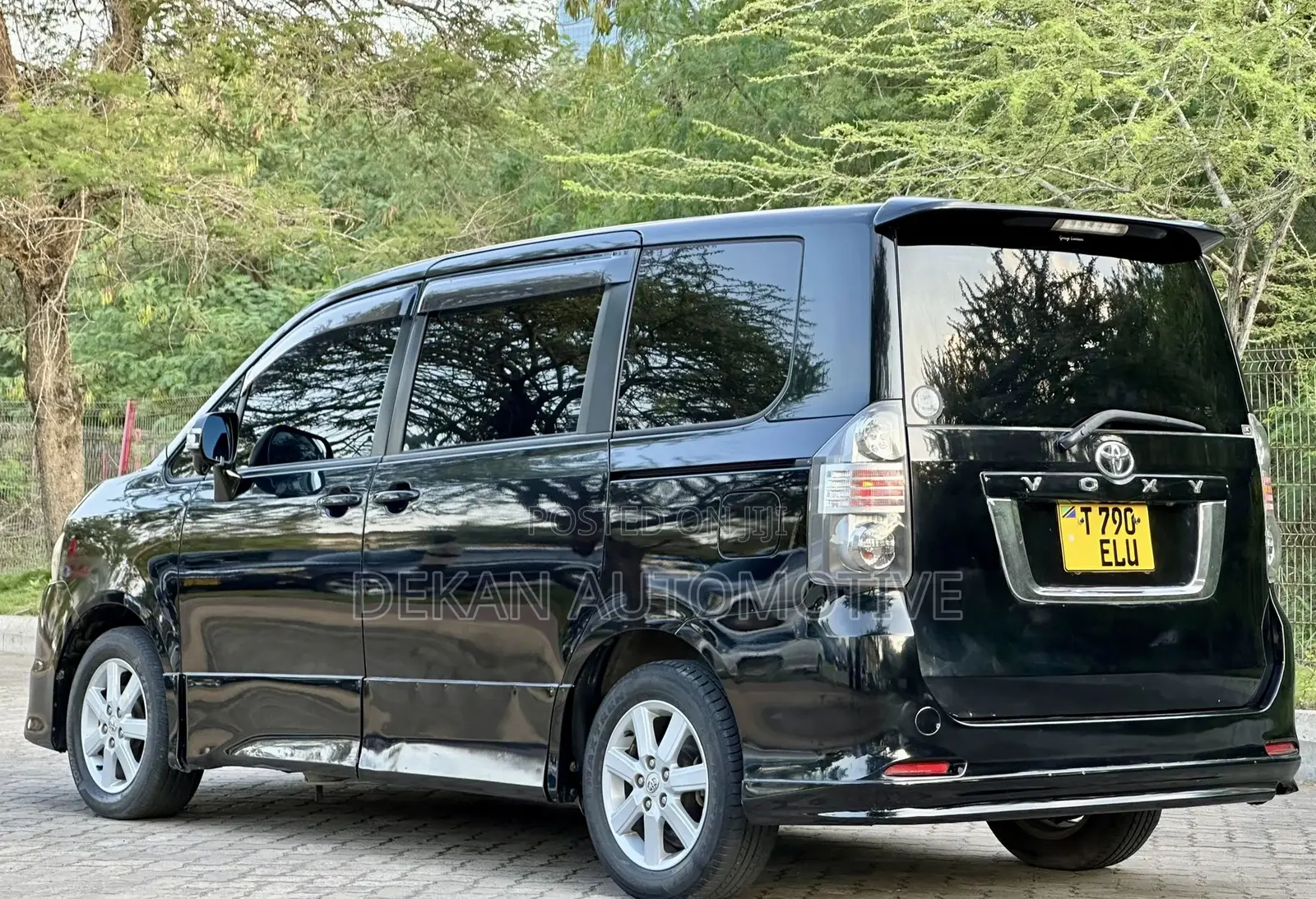 Toyota Noah 2.0 143hp FWD (7 Seater) 2009 Black