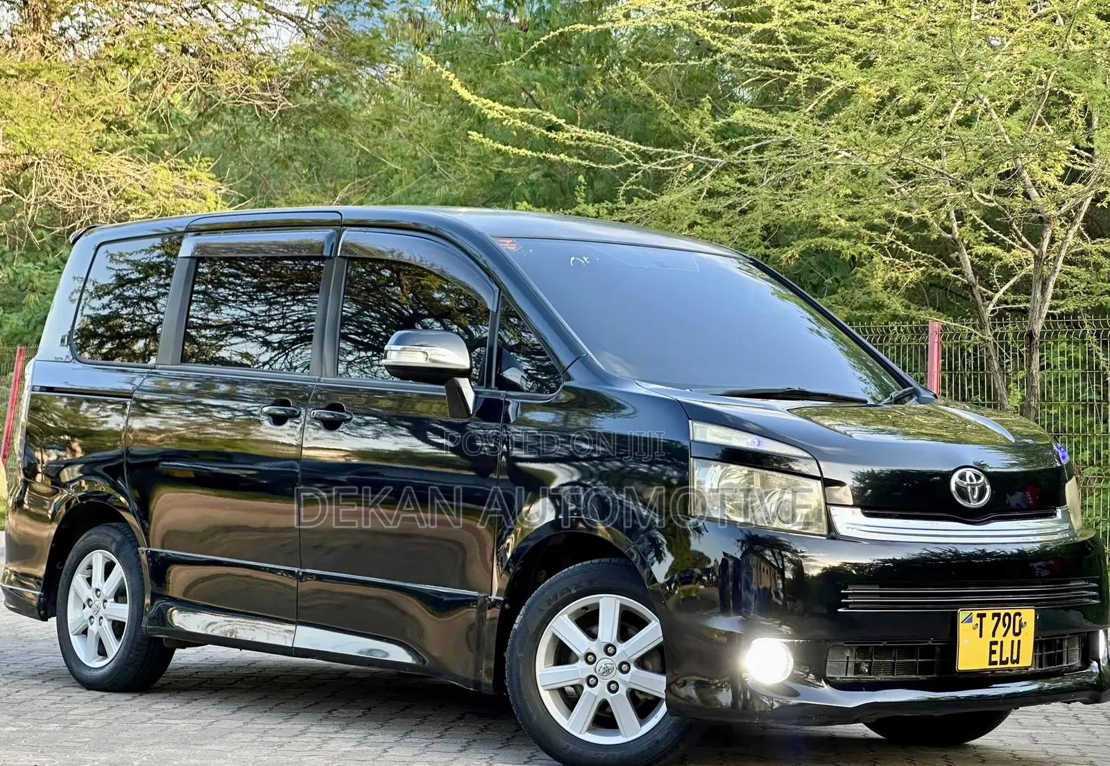 Toyota Noah 2.0 143hp FWD (7 Seater) 2009 Black