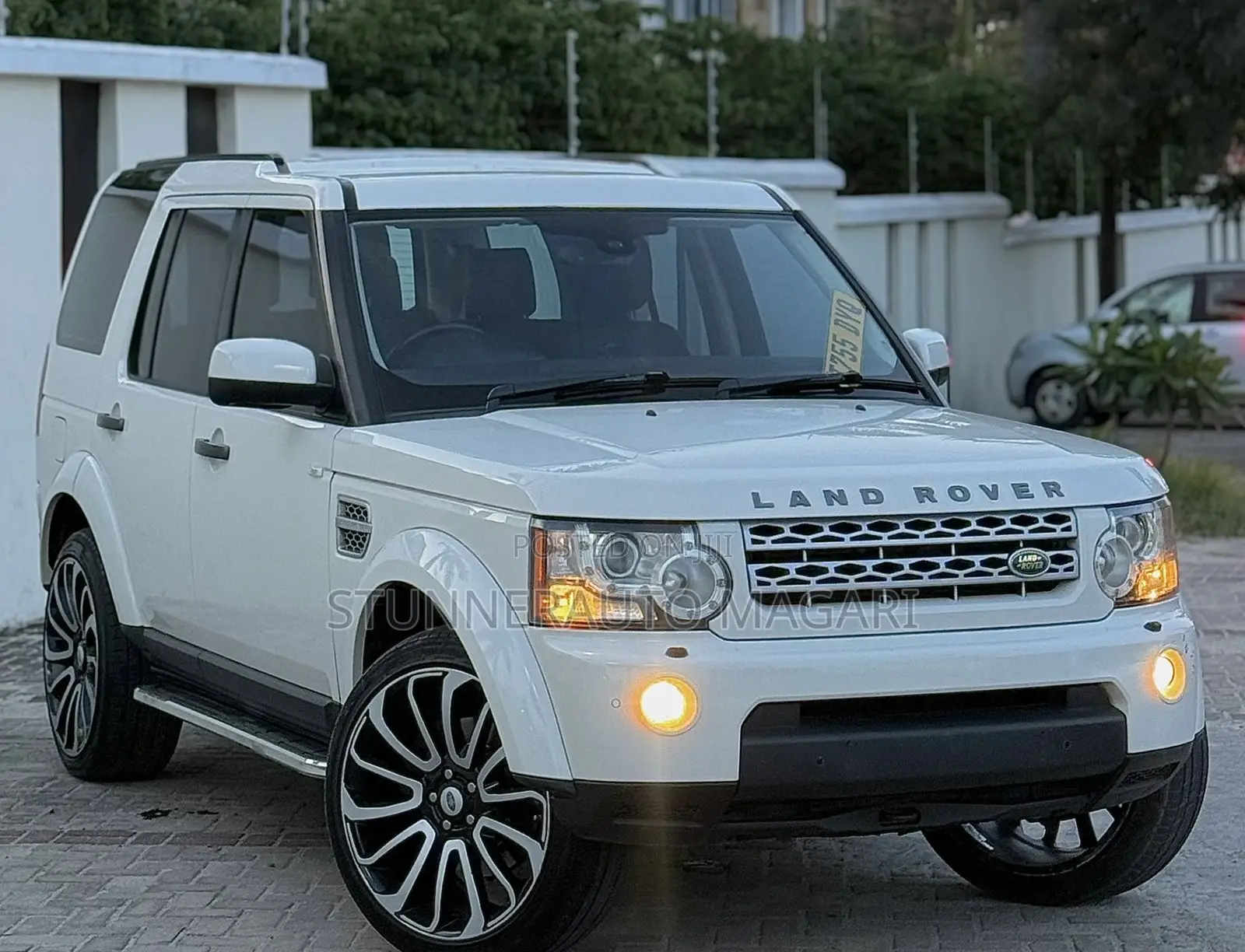 Land Rover Discovery 2010 White