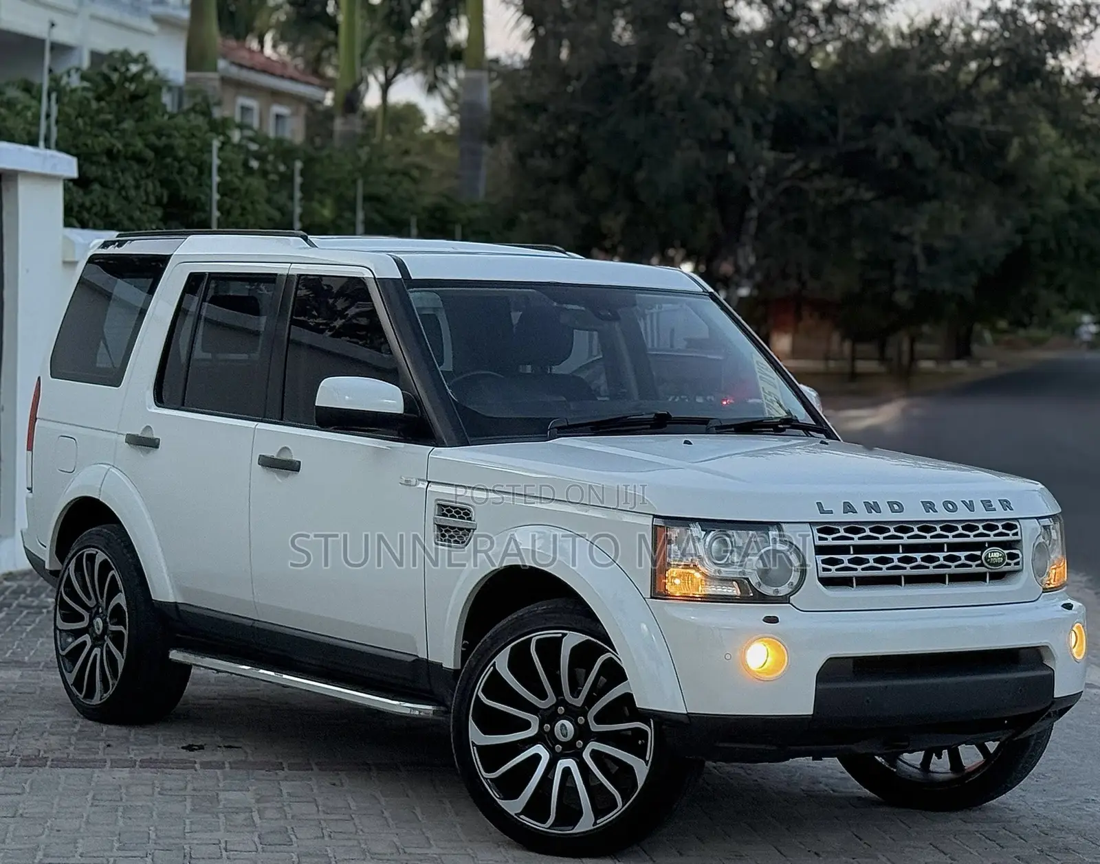 Land Rover Discovery 2010 White