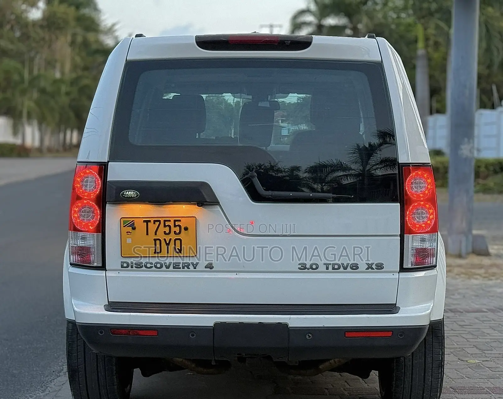 Land Rover Discovery 2010 White