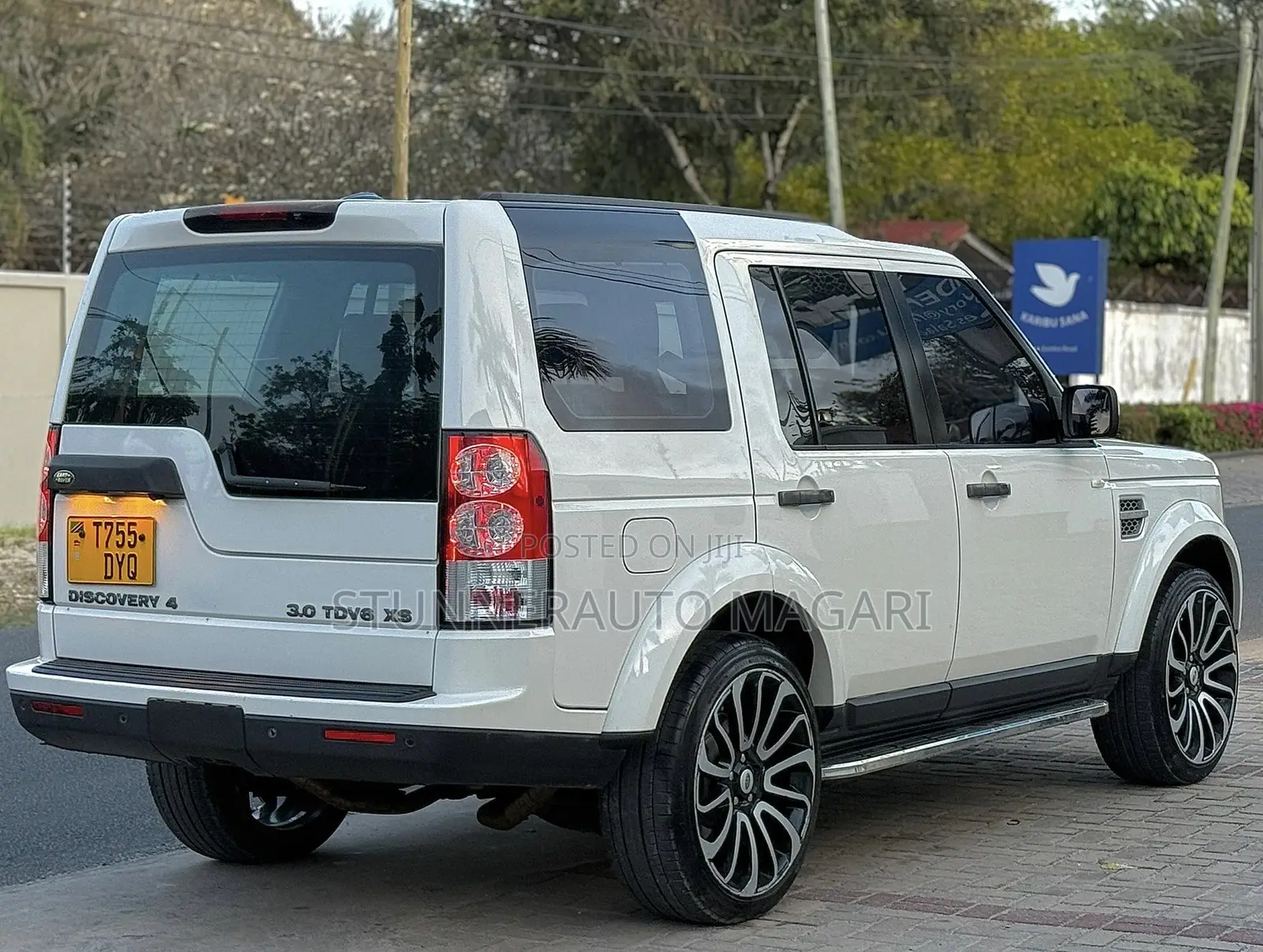 Land Rover Discovery 2010 White