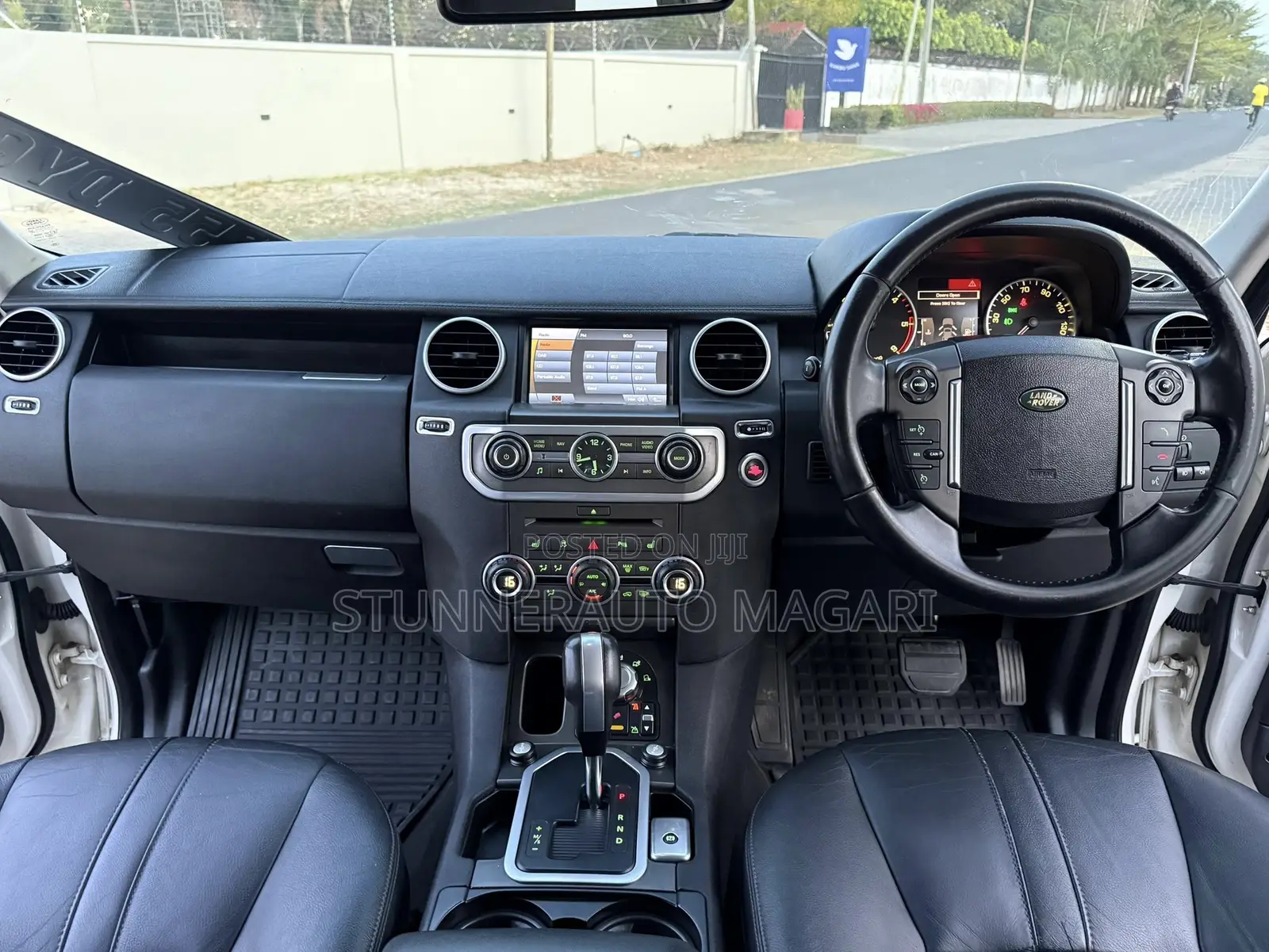 Land Rover Discovery 2010 White