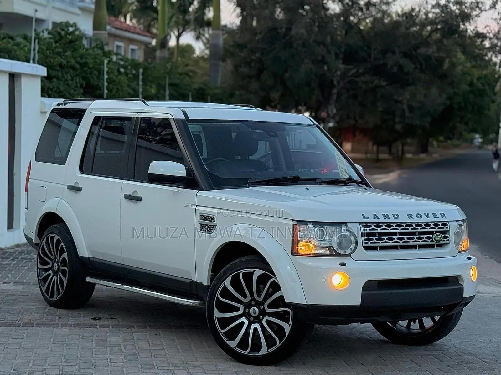 Land Rover Discovery 2010 White