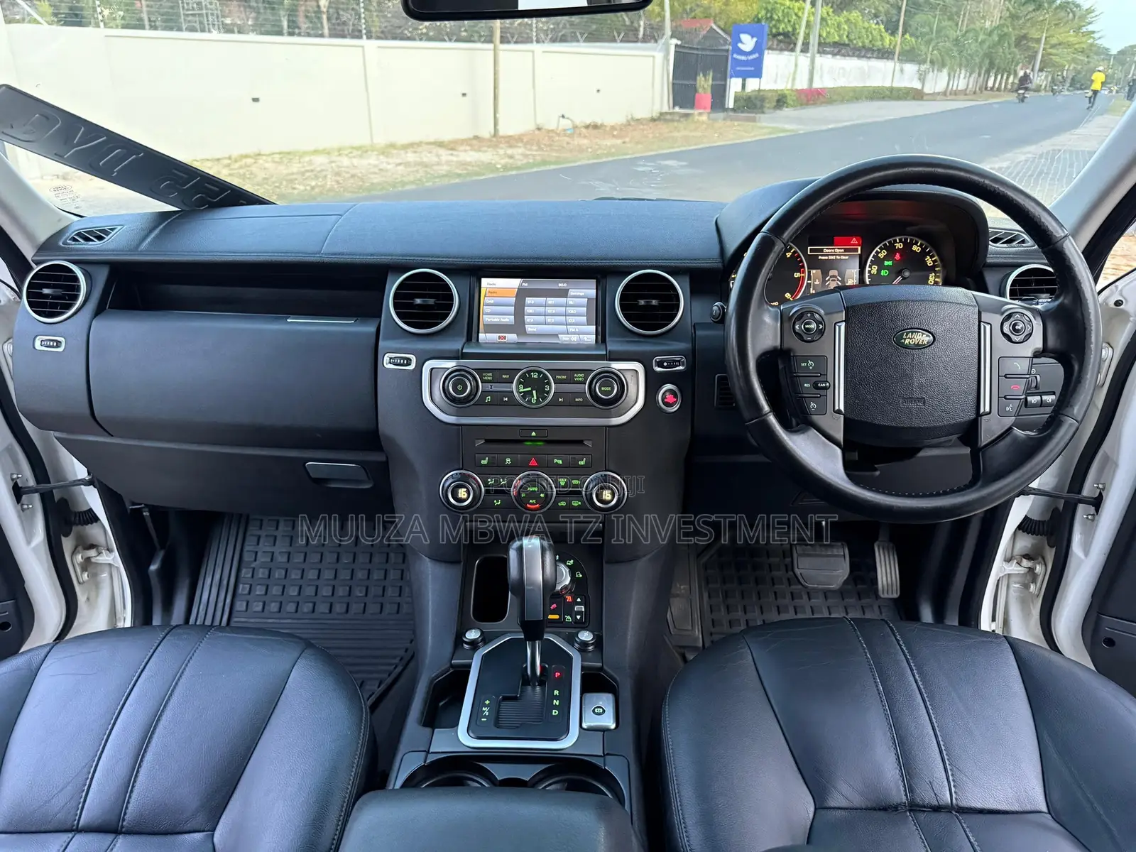 Land Rover Discovery 2010 White