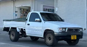 Toyota Hilux 2000 White