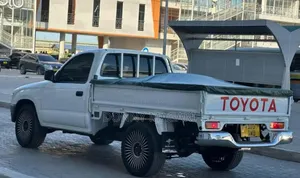 Toyota Hilux 2000 White