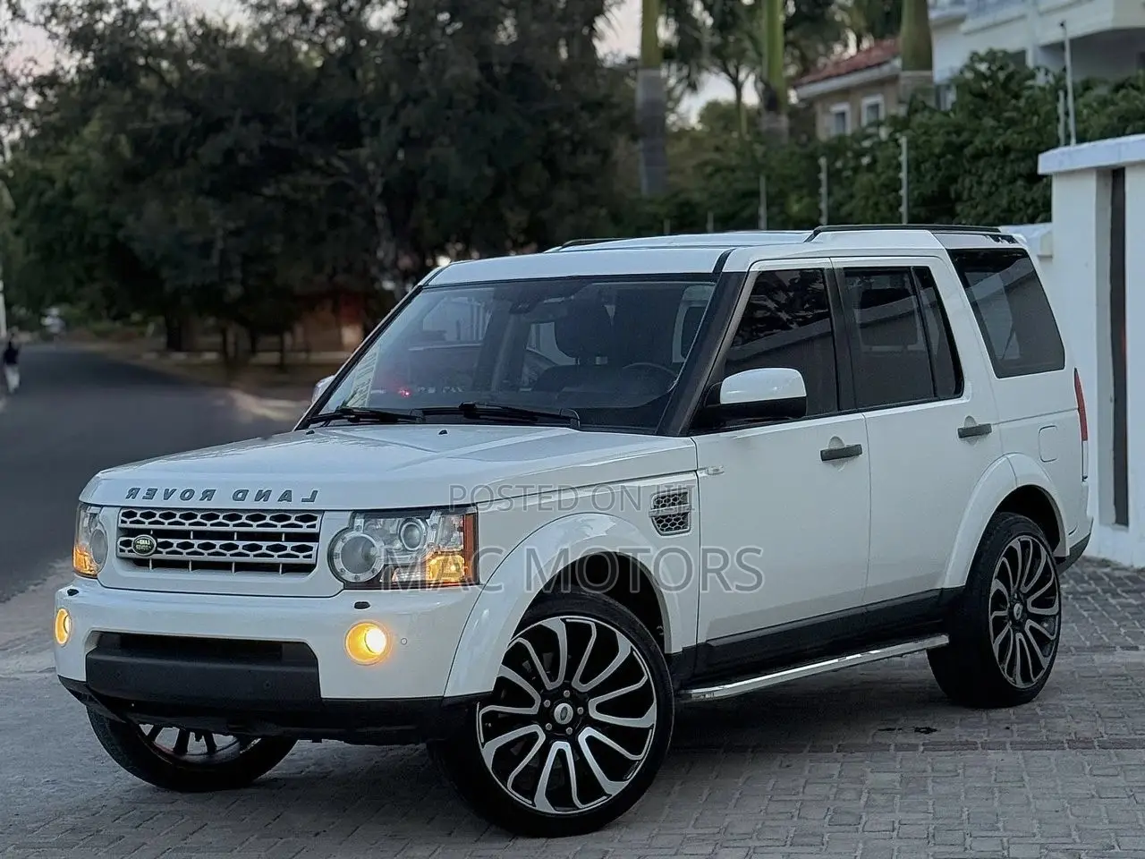 Land Rover Discovery 2010 White