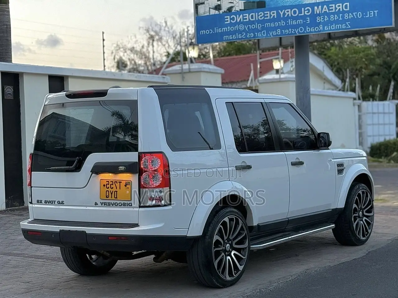 Land Rover Discovery 2010 White