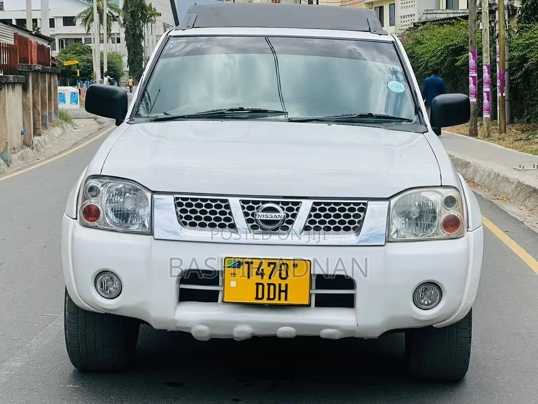 Nissan Hardbody 2010 White