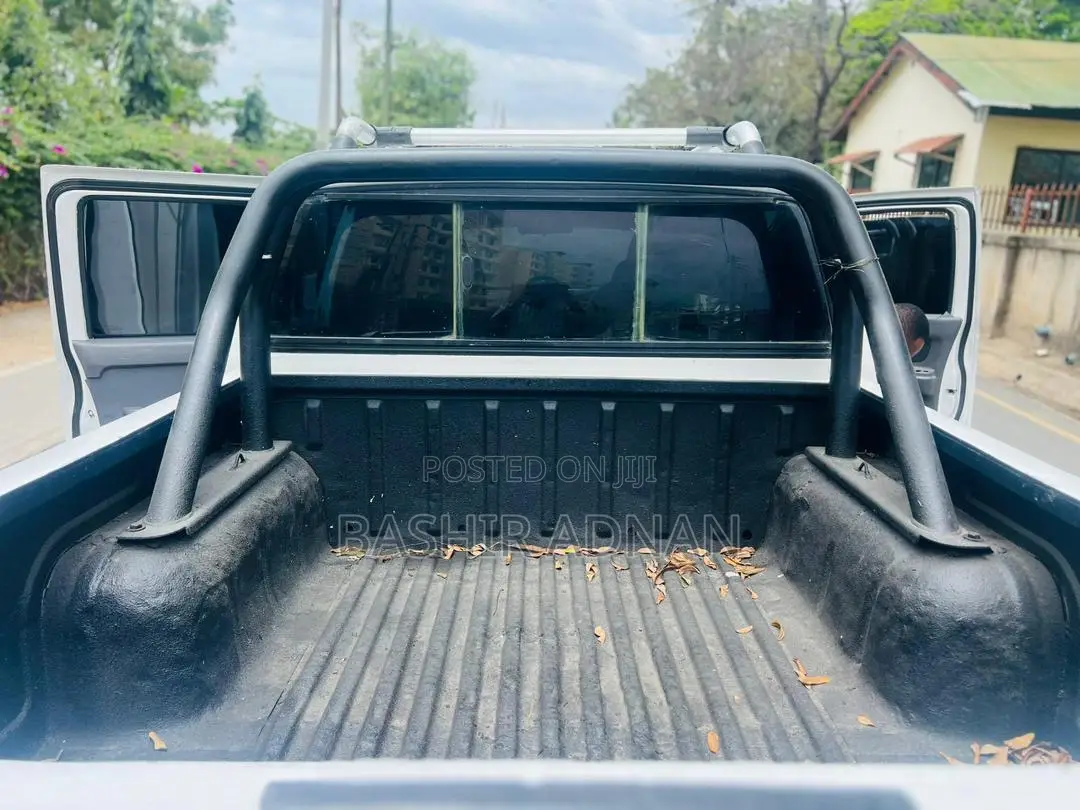 Nissan Hardbody 2010 White