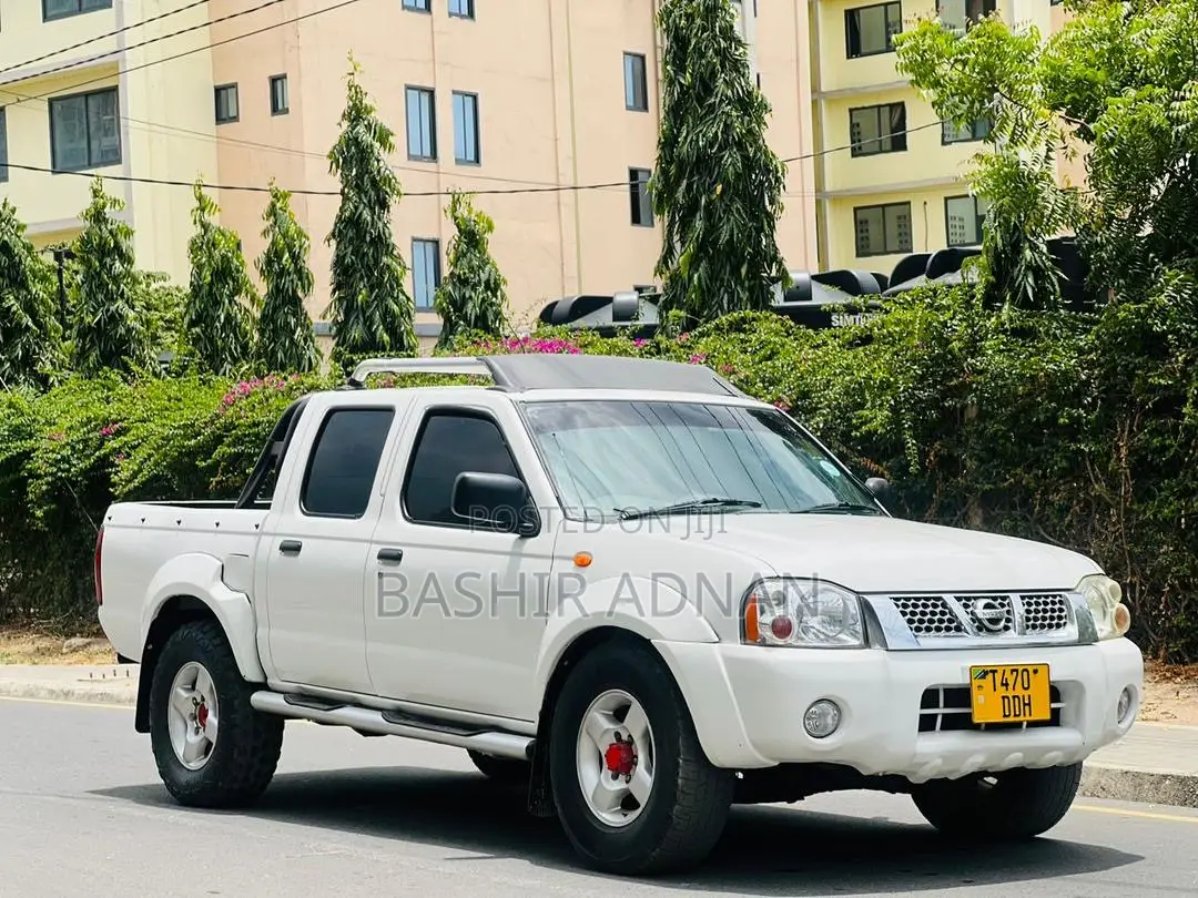 Nissan Hardbody 2010 White