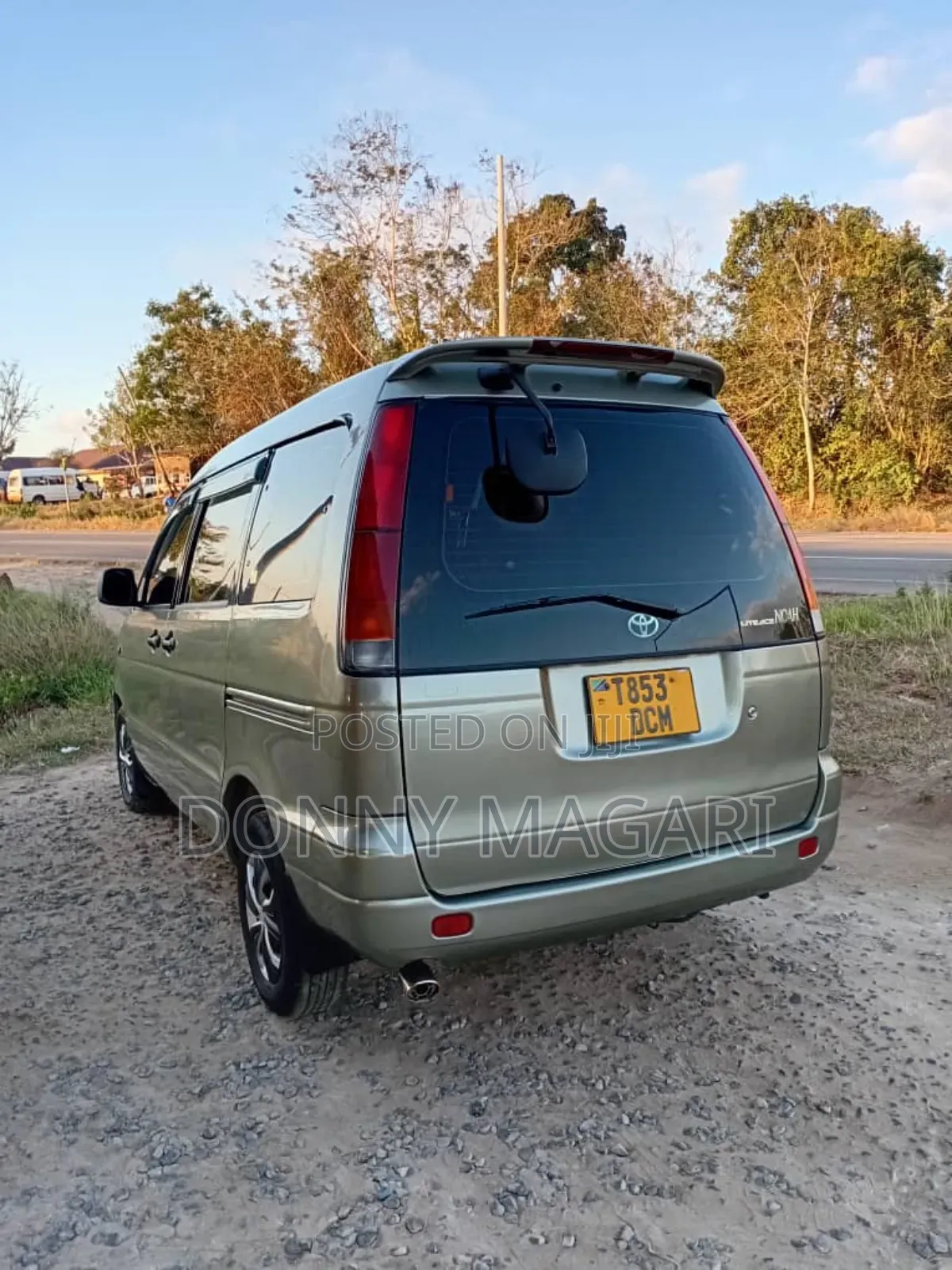Toyota Noah 2001 Gold